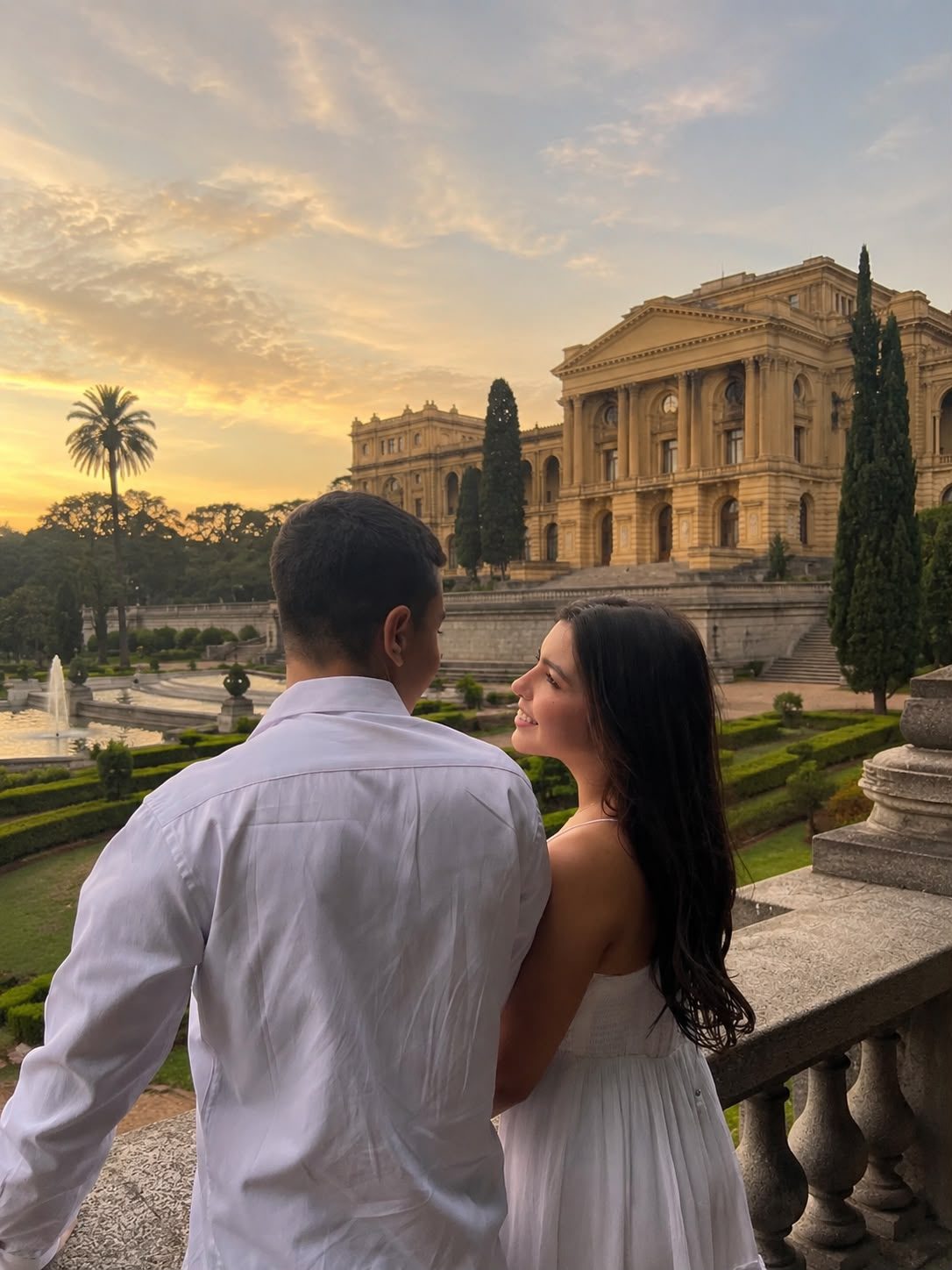 Gustavo e Dafne no Museu do Ipiranga, ao pôr do sol